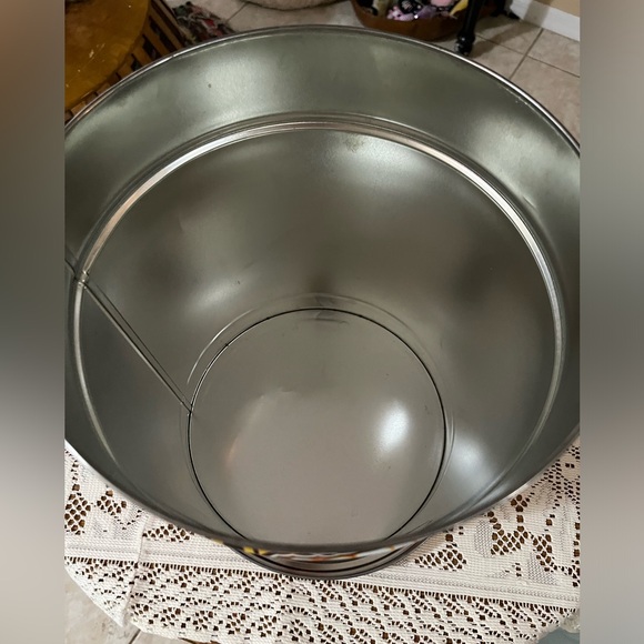 Chester Cheetah Cheetos Large Tin Canister - Popcorn Tin - Trash Can - Picture 5 of 7